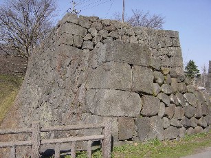 南門にある石垣が、築城当時の面影を残している。